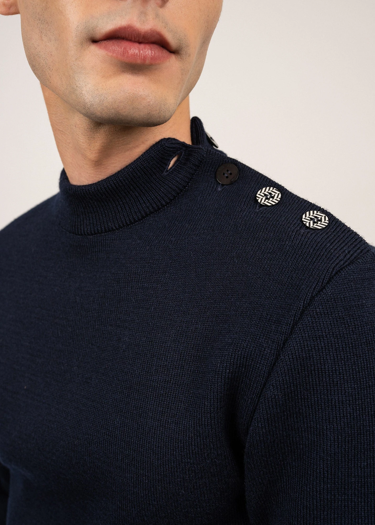 Pull Marin Le Chevron - SAINT JAMES X Le Slip Français En Laine Vierge (MARINE/ECRU) 7 Pull Marin Le Chevron - SAINT JAMES X Le Slip Français En Laine Vierge (MARINE/ECRU) - Image 5