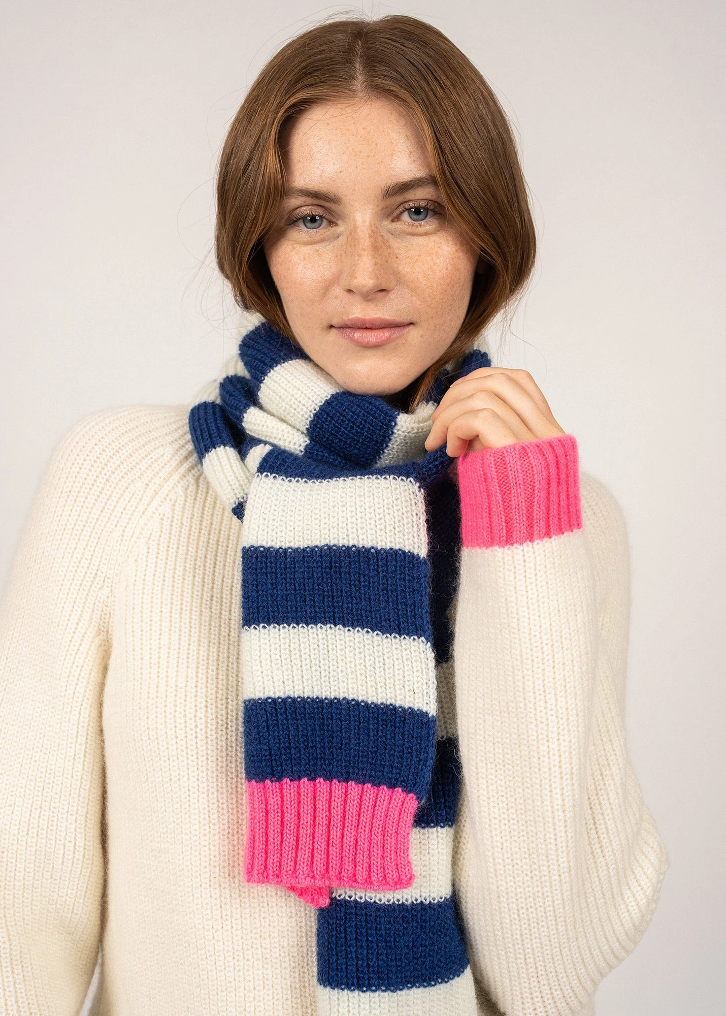 SAINT JAMES Echarpe Rayée Sarrans - En Laine Mohair Mélangée (BLANC D'HIVER/ROSE FLUO) 4 SAINT JAMES Echarpe Rayée Sarrans - En Laine Mohair Mélangée (BLANC D'HIVER/ROSE FLUO) - Image 2