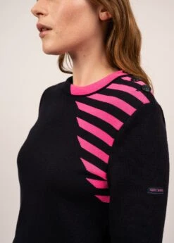 Pull Marin à Rayures Placées Iris - SAINT JAMES X Isabelle Ballu (NAVY/ROSE FLUO) 11 Pull Marin à Rayures Placées Iris - SAINT JAMES X Isabelle Ballu (NAVY/ROSE FLUO) -Chic Marin Soldes 1976 NAVY ROSE FLUO 05