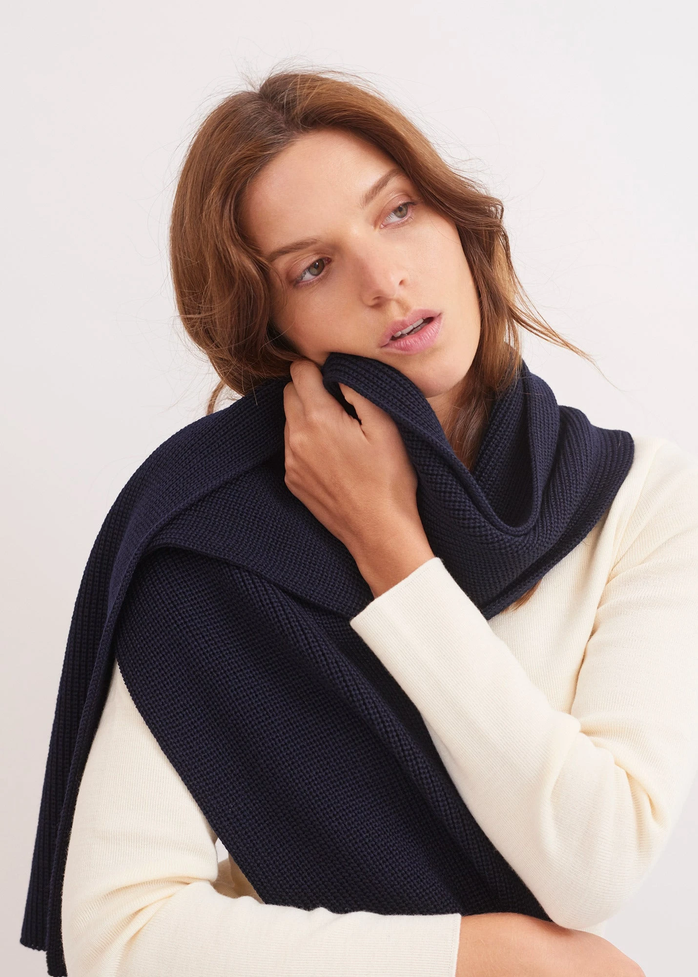 SAINT JAMES Echarpe Canoe - En Maille Perlée (NAVY) 4 SAINT JAMES Echarpe Canoe - En Maille Perlée (NAVY) - Image 2
